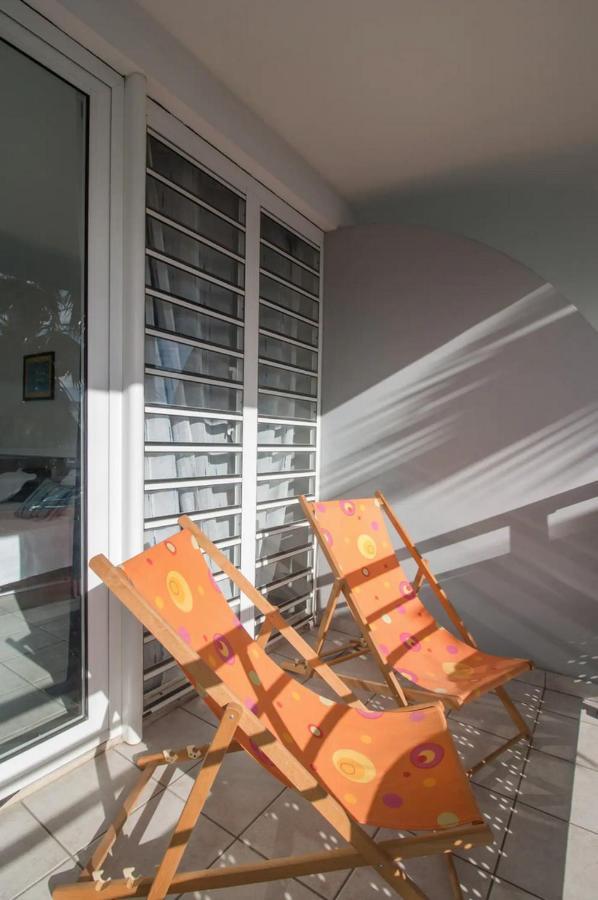 Un Pied-A-Terre Face A La Marina Apartment Le Marin Bagian luar foto